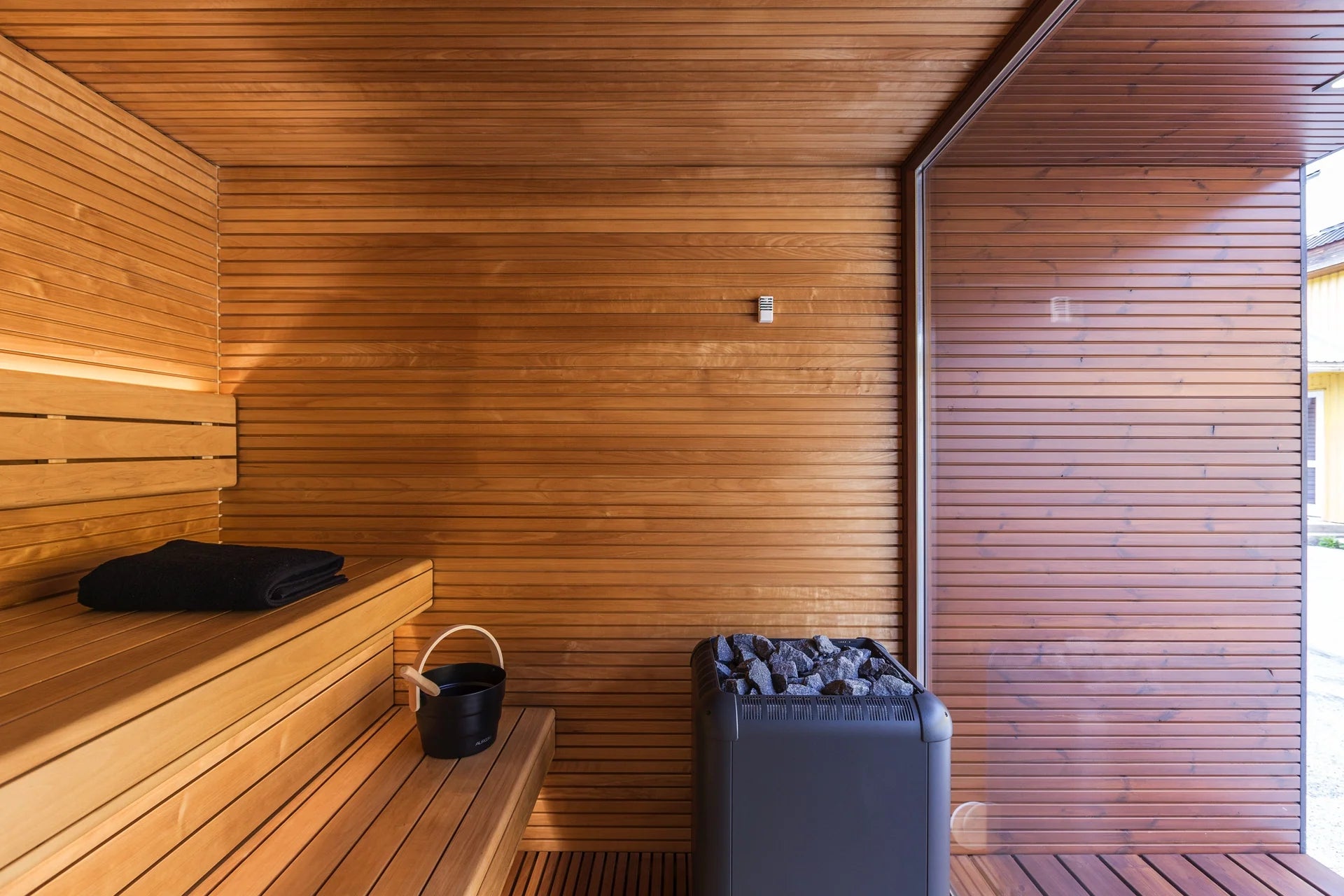 Luxury Outdoor Modular Sauna – Thermo-Aspen Interior, Nordic Spruce Exterior & Terrace