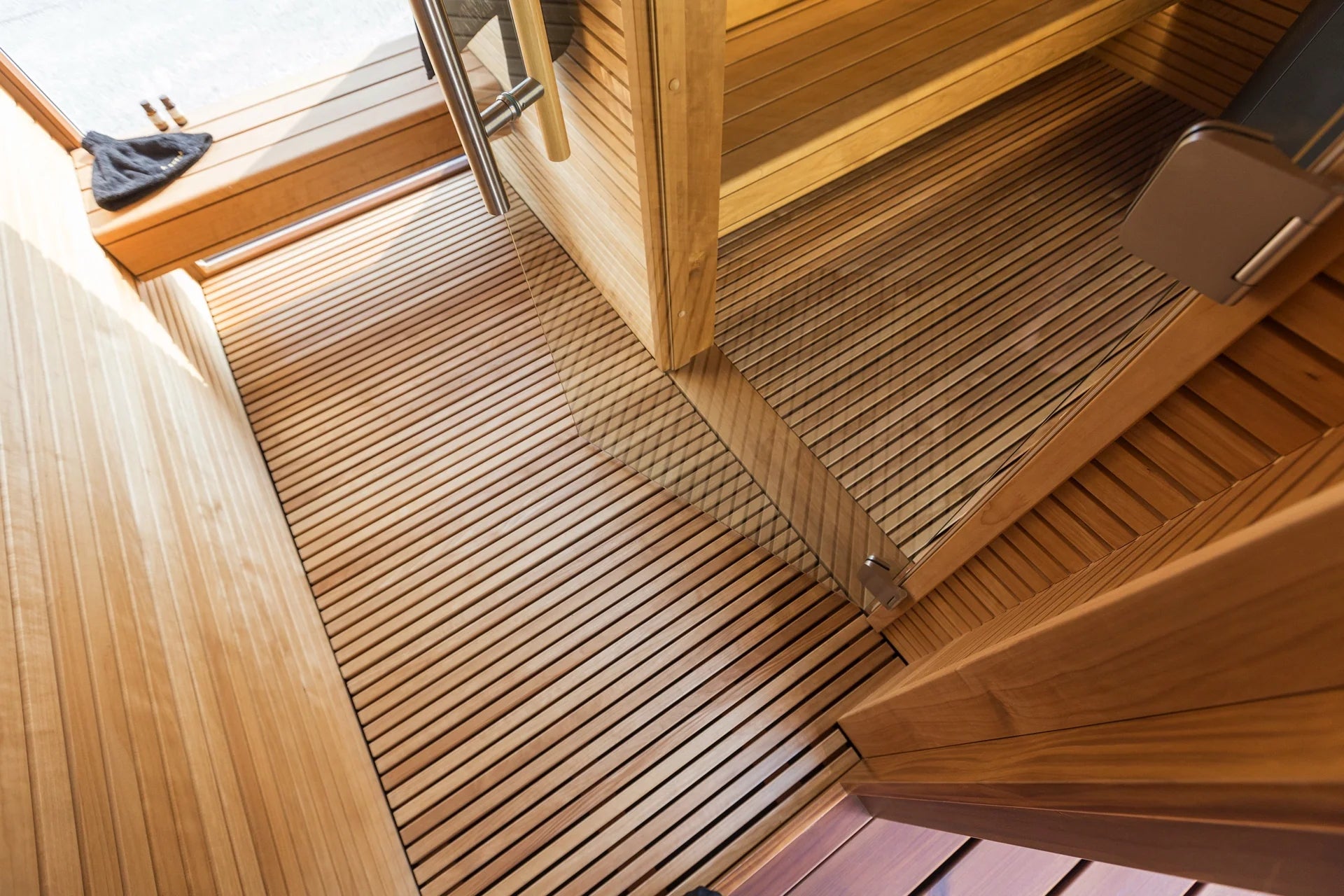 Luxury Outdoor Modular Sauna – Thermo-Aspen Interior, Nordic Spruce Exterior & Terrace